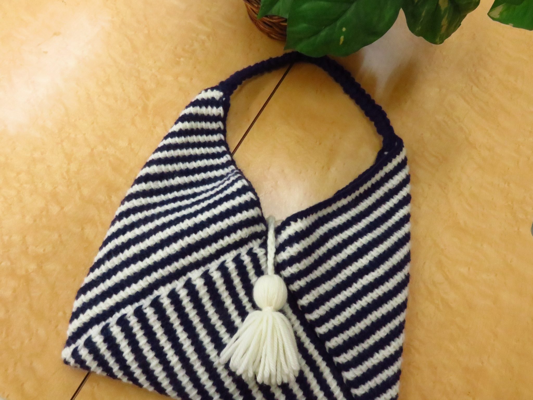 アフガン編みの三角バック 滋賀県長浜市にあるたんぽぽtajimaya ソーイング 手芸 編み物 手作りをサポートします