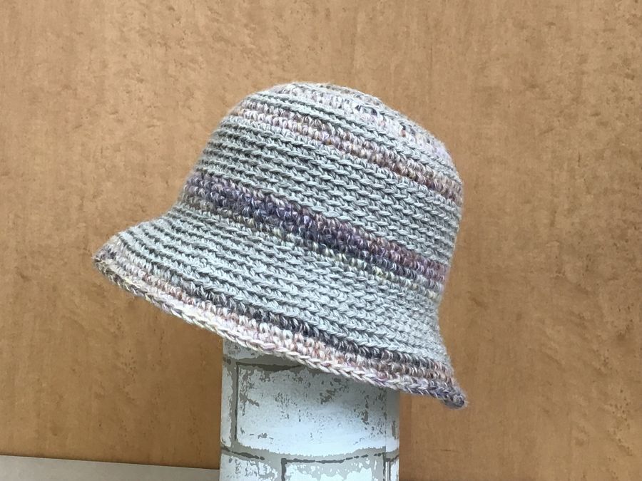 ２種類の糸で編む「段々模様の帽子」