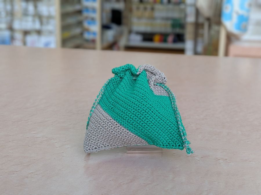 ツートンカラーの巾着ポーチ